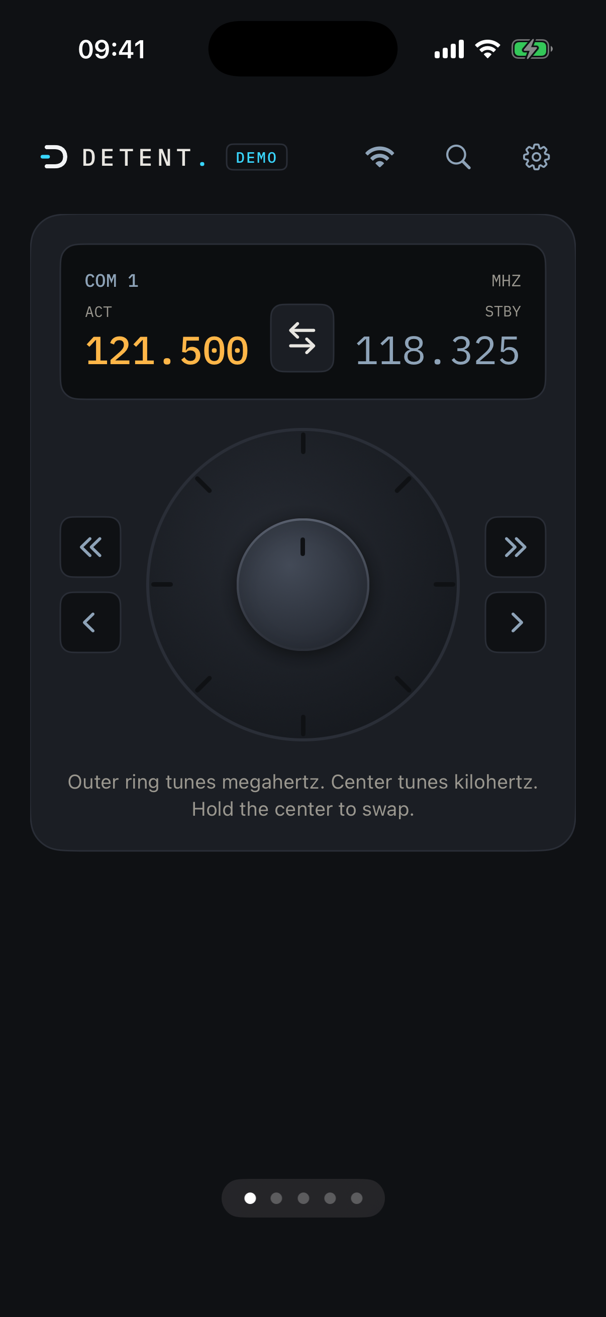 DETENT on iPhone showing a single COM radio with concentric tuning knobs